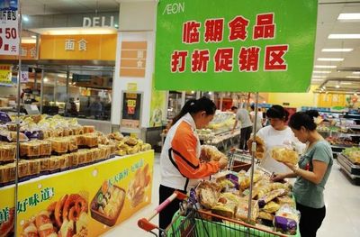 萬州超市臨期食品打折熱，精明選購需擦亮雙眼